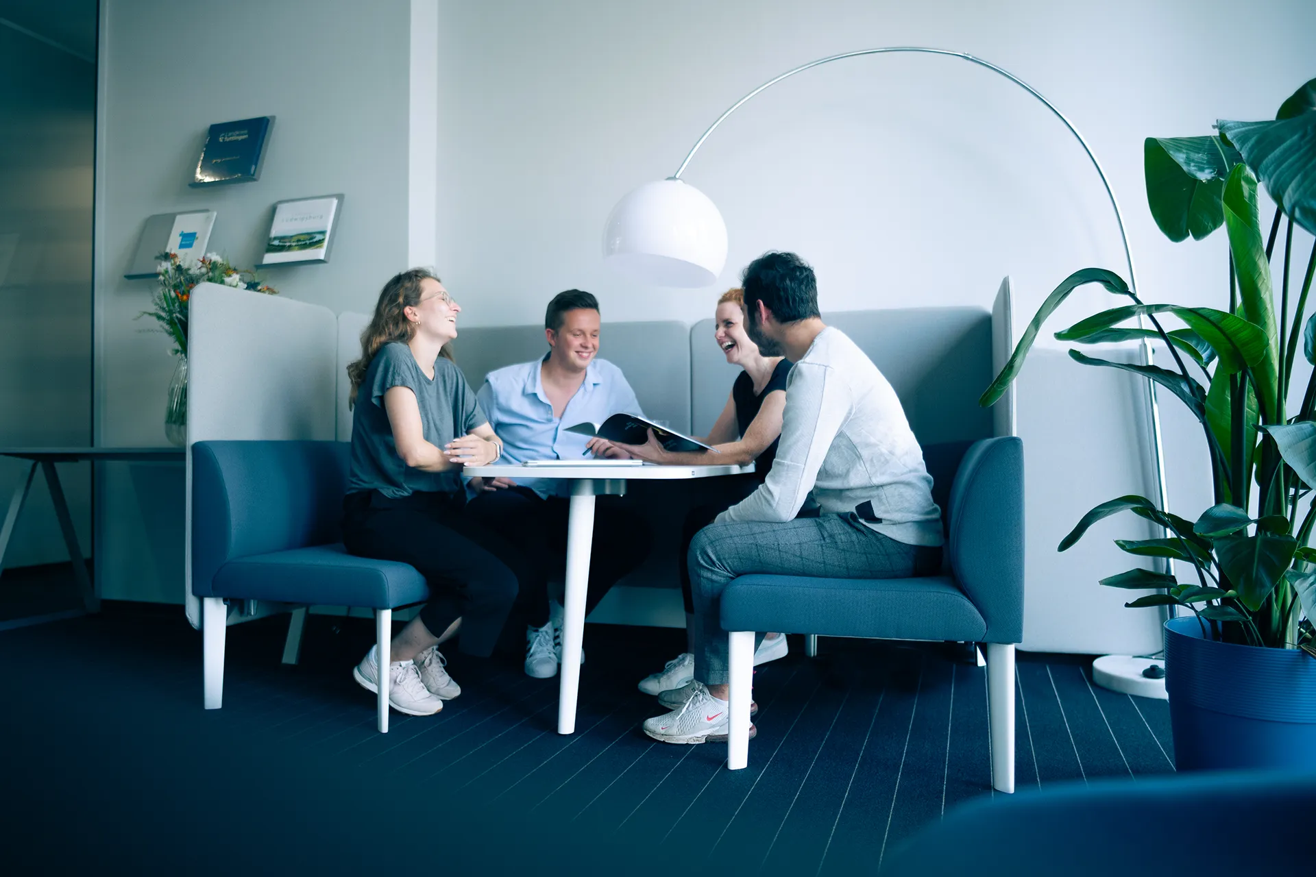 Mitarbeitende von neomedia am Arbeitsplatz